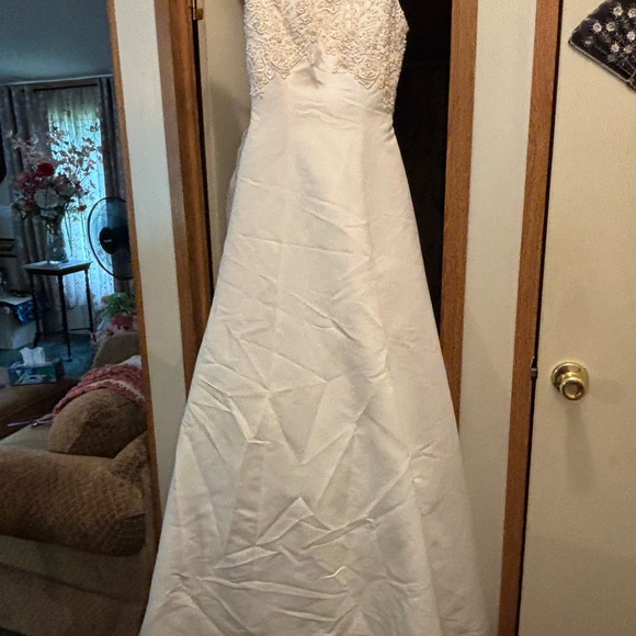 Elegant Satin White Lace Wedding Dress with an attachable train. size 8 - Picture 2 of 11